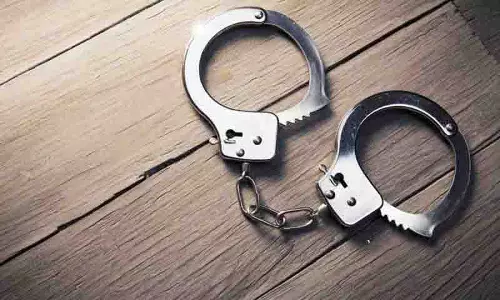 Amritsar: धोखाधड़ी के आरोप में पिता-पुत्र गिरफ्तार Amritsar: धोखाधड़ी के आरोप में पिता-पुत्र गिरफ्तार
