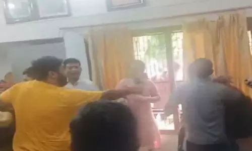 गन्ना समिति में घुसी पत्नी, पति-प्रेमिका को दिया जोरदार तमाचा