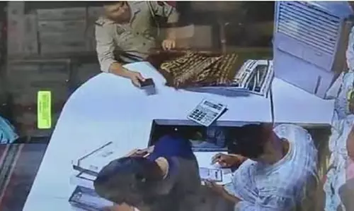वर्दी पहन शोरूम से कपड़ों के चार बैग उठाने वाला दरोगा गिरफ्तार वर्दी पहन शोरूम से कपड़ों के चार बैग उठाने वाला दरोगा गिरफ्तार