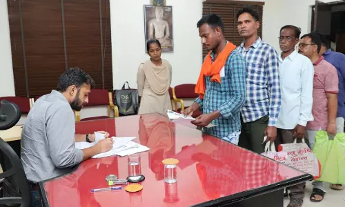 समस्या एवं मांगों को लेकर जनदर्शन में पहुंचे लोग, कलेक्टर से की चर्चा समस्या एवं मांगों को लेकर जनदर्शन में पहुंचे लोग, कलेक्टर से की चर्चा