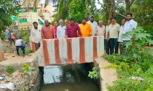 कॉरपोरेटर धरने का असर.. हैदराबाद के अधिकारी मैदान में उतरे