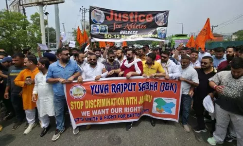 युवा राजपूत सभा ने Jammu के युवाओं के साथ कथित भेदभाव के खिलाफ विरोध प्रदर्शन किया युवा राजपूत सभा ने Jammu के युवाओं के साथ कथित भेदभाव के खिलाफ विरोध प्रदर्शन किया