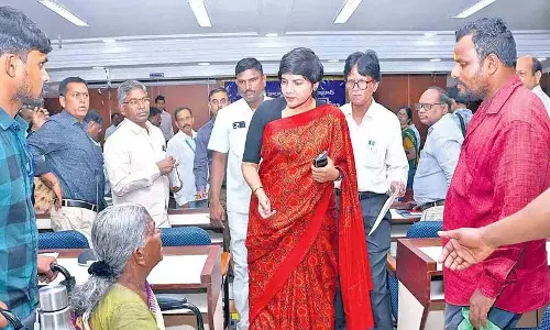 प्रजावाणी में नहीं आए तो कारण बताओ नोटिस.. कलेक्टर ने अधिकारियों को दी चेतावनी प्रजावाणी में नहीं आए तो कारण बताओ नोटिस.. कलेक्टर ने अधिकारियों को दी चेतावनी
