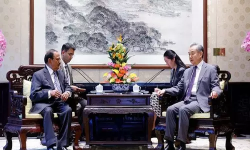 NSA अजीत डोभाल ने बीजिंग में चीनी विदेश मंत्री वांग यी से की मुलाकात