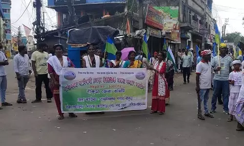 फर्जी NEET प्रमाण पत्र के कारण बांकुरा के छात्र के निष्कासन का आदिवासियों ने किया विरोध फर्जी NEET प्रमाण पत्र के कारण बांकुरा के छात्र के निष्कासन का आदिवासियों ने किया विरोध