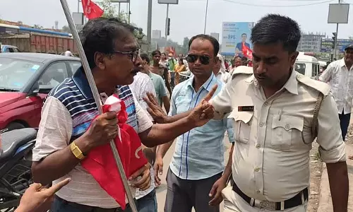 तमन्ना की मौत पर दुर्गापुर में सीपीएम-पुलिस के बीच झड़प तमन्ना की मौत पर दुर्गापुर में सीपीएम-पुलिस के बीच झड़प