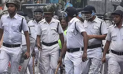 ड्यूटी पर क्रिकेट हेलमेट पहनकर! डीसी की हरकत से सीपी भी नाराज