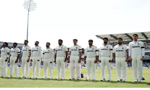 भारत और इंग्लैंड के खिलाड़ियों ने दिलीप दोशी को श्रद्धांजलि देने के लिए काली पट्टियां पहनीं भारत और इंग्लैंड के खिलाड़ियों ने दिलीप दोशी को श्रद्धांजलि देने के लिए काली पट्टियां पहनीं