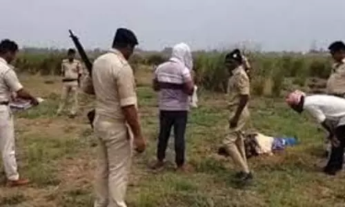 Bihar : झाड़ियों से बरामद हुआ अधजला शव, डॉग स्क्वायड कर रहा जांच