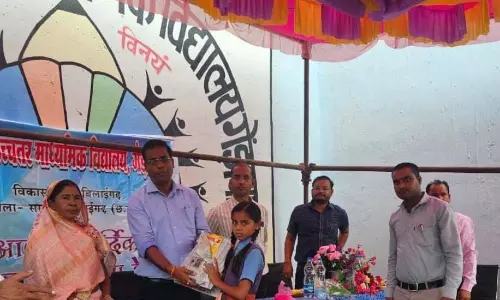 कलेक्टर डॉ कन्नौजे के मुख्य आतिथ्य में मनाया गया शाला प्रवेश उत्सव कलेक्टर डॉ कन्नौजे के मुख्य आतिथ्य में मनाया गया शाला प्रवेश उत्सव