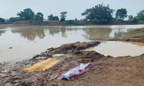 CG BREAKING: तालाब में डूबने से दो मासूमों की मौत, गांव में पसरा मातम CG BREAKING: तालाब में डूबने से दो मासूमों की मौत, गांव में पसरा मातम