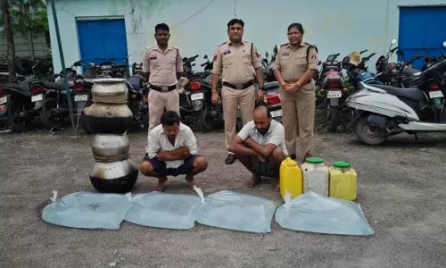 दो बड़ी शराब रेड कार्रवाई में दो आरोपी गिरफ्तार, 250 लीटर महुआ शराब बरामद दो बड़ी शराब रेड कार्रवाई में दो आरोपी गिरफ्तार, 250 लीटर महुआ शराब बरामद