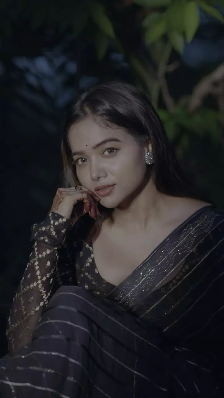 मनीषा रानी का साड़ी लुक