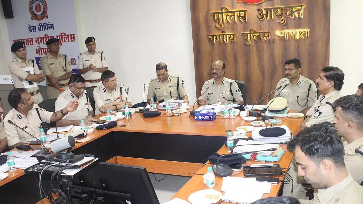 Bhopal : महिला सुरक्षा पर जोर देते हुए डीजीपी ने की समीक्षा बैठक Bhopal : महिला सुरक्षा पर जोर देते हुए डीजीपी ने की समीक्षा बैठक