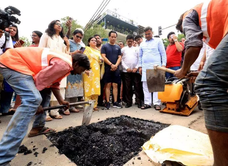मानसून से पहले पीडब्ल्यूडी ने एक ही दिन में 3,433 गड्ढों की मरम्मत की मानसून से पहले पीडब्ल्यूडी ने एक ही दिन में 3,433 गड्ढों की मरम्मत की