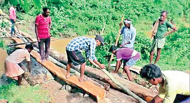 Odisha : गांव के लोगों ने गांव के लिए पुल बनाने के लिए बार-बार अनुरोध किया Odisha : गांव के लोगों ने गांव के लिए पुल बनाने के लिए बार-बार अनुरोध किया