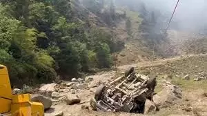 Uttarakhand : चट्टान से टूटकर गिरे पत्थर, तीर्थयात्रियों को रोका Uttarakhand : चट्टान से टूटकर गिरे पत्थर, तीर्थयात्रियों को रोका