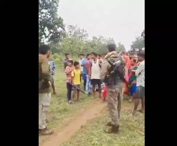 नक्सली कमांडर हिड़मा के गांव में हुई शादी, CRPF जवानों ने निभाया दुल्हन के भाई का फर्ज नक्सली कमांडर हिड़मा के गांव में हुई शादी, CRPF जवानों ने निभाया दुल्हन के भाई का फर्ज