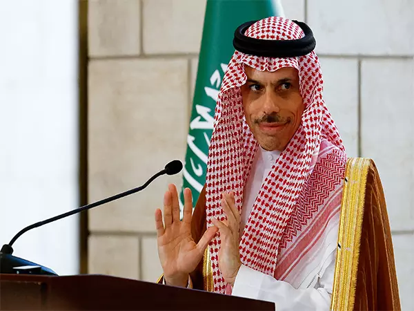 सऊदी विदेश मंत्री GCC मंत्रिपरिषद की 49वीं असाधारण बैठक में भाग लेने के लिए दोहा पहुंचे सऊदी विदेश मंत्री GCC मंत्रिपरिषद की 49वीं असाधारण बैठक में भाग लेने के लिए दोहा पहुंचे