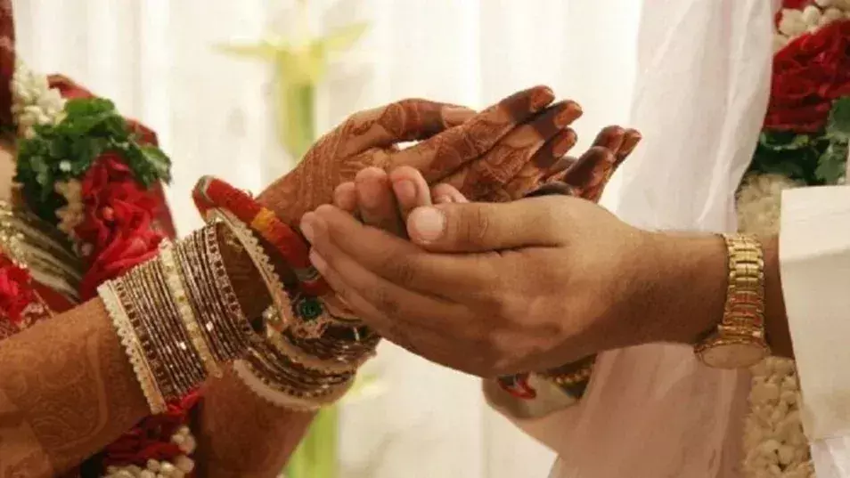 Mirzapur: विवाहिता ने चचेरे भाई संग रचाई शादी Mirzapur: विवाहिता ने चचेरे भाई संग रचाई शादी