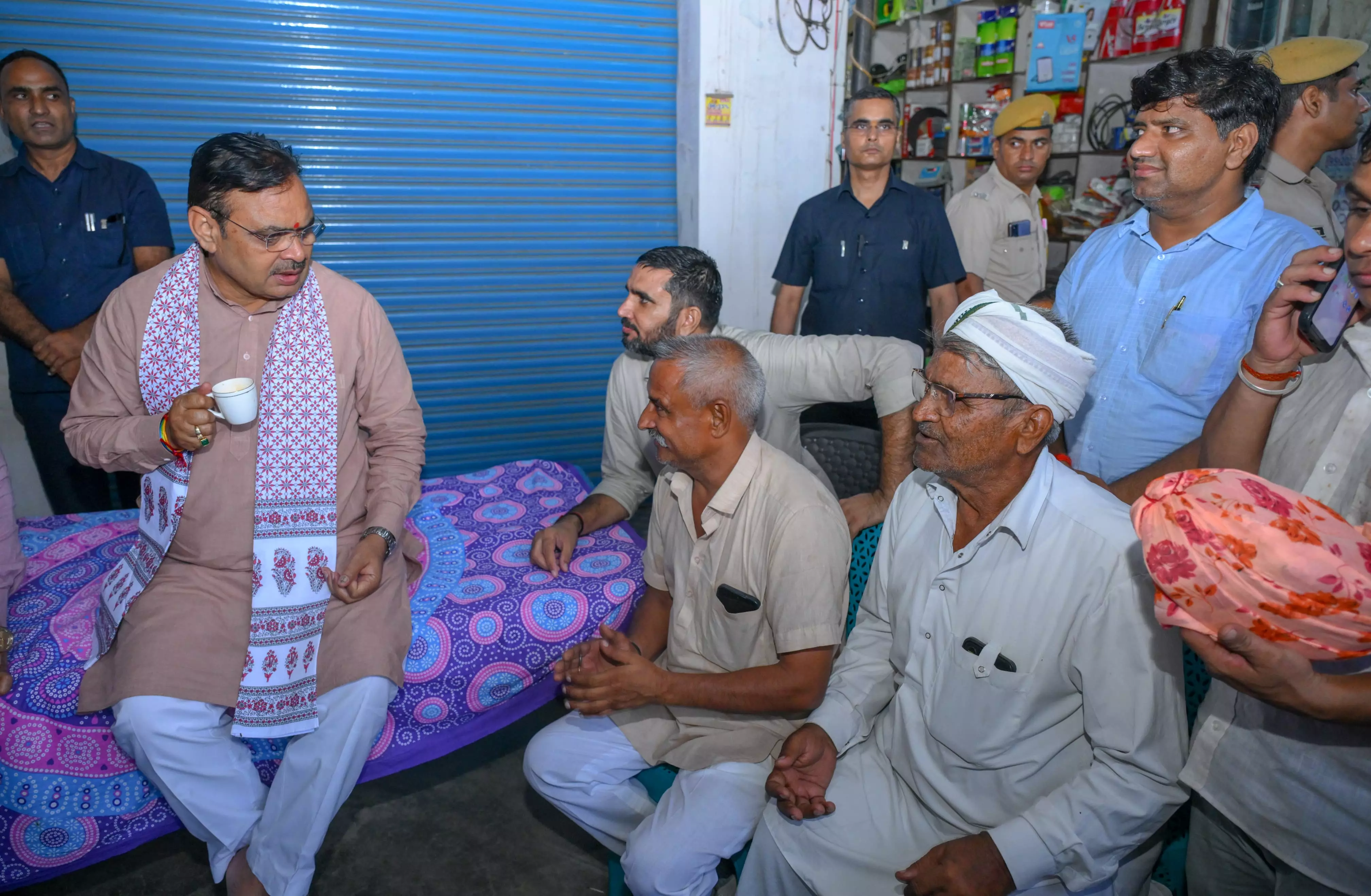 Jaipur: मुख्यमंत्री ने विभिन्न योजनाओं के पात्र व्यक्तियों को किया लाभान्वित Jaipur: मुख्यमंत्री ने विभिन्न योजनाओं के पात्र व्यक्तियों को किया लाभान्वित