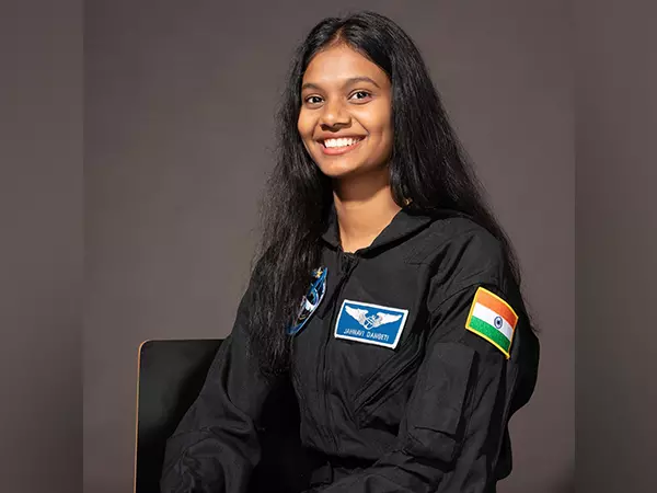 आंध्र राज्यपाल ने NASA कार्यक्रम में भाग लेने वाली पहली भारतीय अंतरिक्ष यात्री उम्मीदवार डांगेटी जाह्नवी को बधाई दी आंध्र राज्यपाल ने NASA कार्यक्रम में भाग लेने वाली पहली भारतीय अंतरिक्ष यात्री उम्मीदवार डांगेटी जाह्नवी को बधाई दी