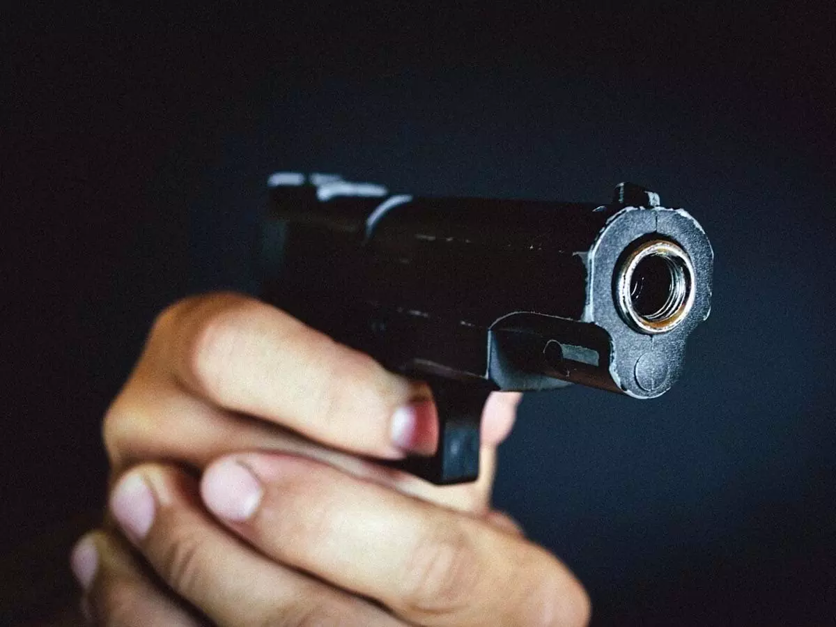 फायरिंग कर मचाई दहशत, प्रॉपर्टी डीलर को बीच सड़क पर ठोका फायरिंग कर मचाई दहशत, प्रॉपर्टी डीलर को बीच सड़क पर ठोका