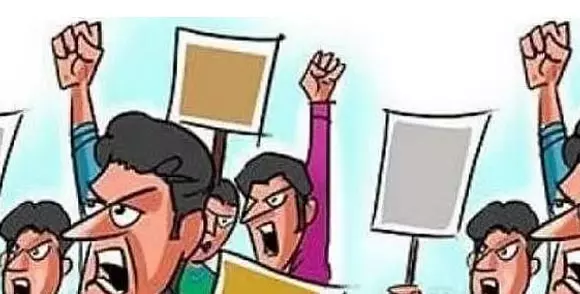 Andhra के बापटला में समुद्र तक पहुंच को लेकर मछुआरों का विरोध प्रदर्शन Andhra के बापटला में समुद्र तक पहुंच को लेकर मछुआरों का विरोध प्रदर्शन
