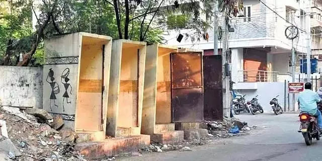 GHMC 1,370 बंद पड़े सार्वजनिक शौचालयों का नवीनीकरण करेगी GHMC 1,370 बंद पड़े सार्वजनिक शौचालयों का नवीनीकरण करेगी