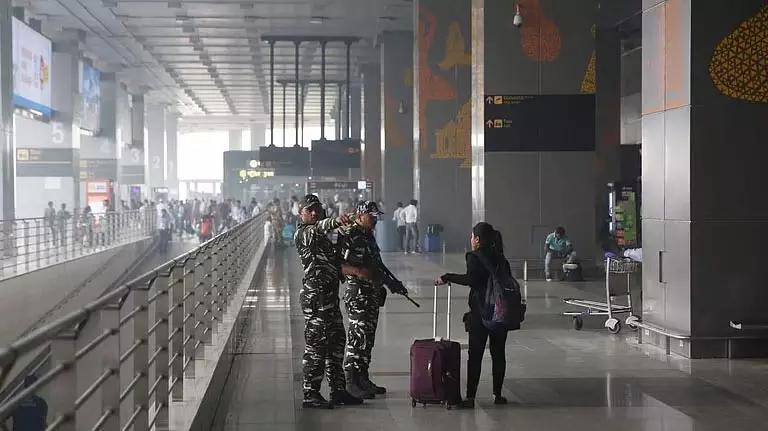 खाड़ी तनाव के बीच दिल्ली अंतरराष्ट्रीय हवाई अड्डे पर 80 से अधिक उड़ानें रद्द खाड़ी तनाव के बीच दिल्ली अंतरराष्ट्रीय हवाई अड्डे पर 80 से अधिक उड़ानें रद्द