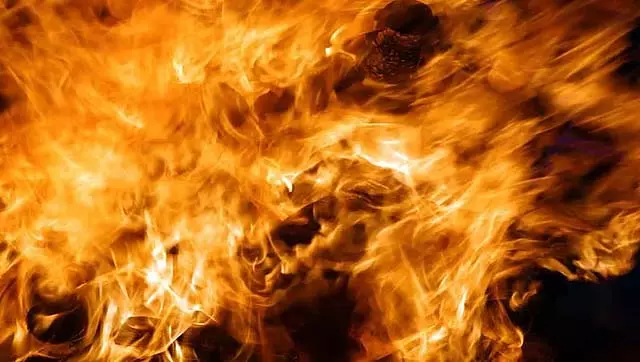 ठेकेदार की बेरहमी से हत्या: परिवार ने हत्या के संदिग्ध के घर पर पेट्रोल डालकर आग लगा दी ठेकेदार की बेरहमी से हत्या: परिवार ने हत्या के संदिग्ध के घर पर पेट्रोल डालकर आग लगा दी