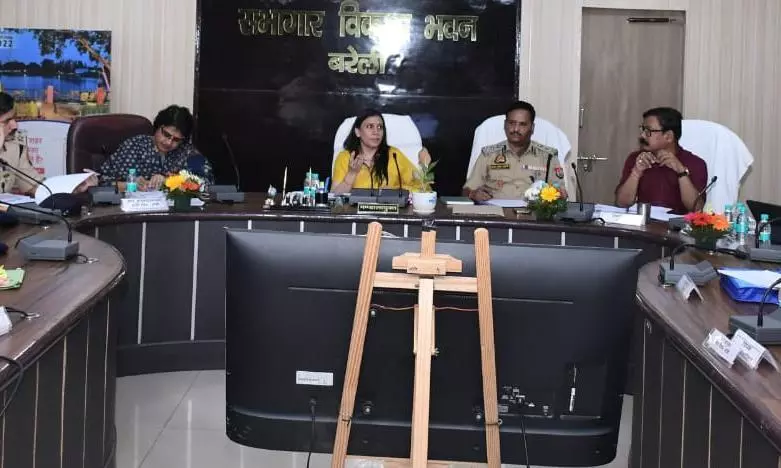 Bareilly: योजनाओं में लापरवाही पर कमिश्नर सख्त Bareilly: योजनाओं में लापरवाही पर कमिश्नर सख्त