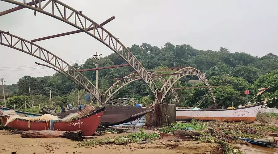 Karnataka : मछली पकड़ने का शेड जीर्ण-शीर्ण अवस्था में Karnataka : मछली पकड़ने का शेड जीर्ण-शीर्ण अवस्था में