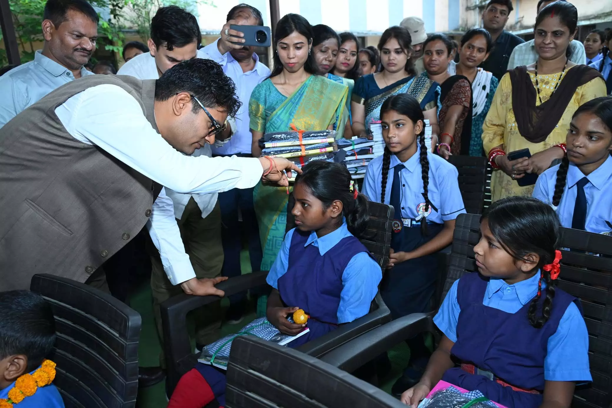 शाला प्रवेश उत्सव में शामिल हुए मंत्री ओपी चौधरी शाला प्रवेश उत्सव में शामिल हुए मंत्री ओपी चौधरी