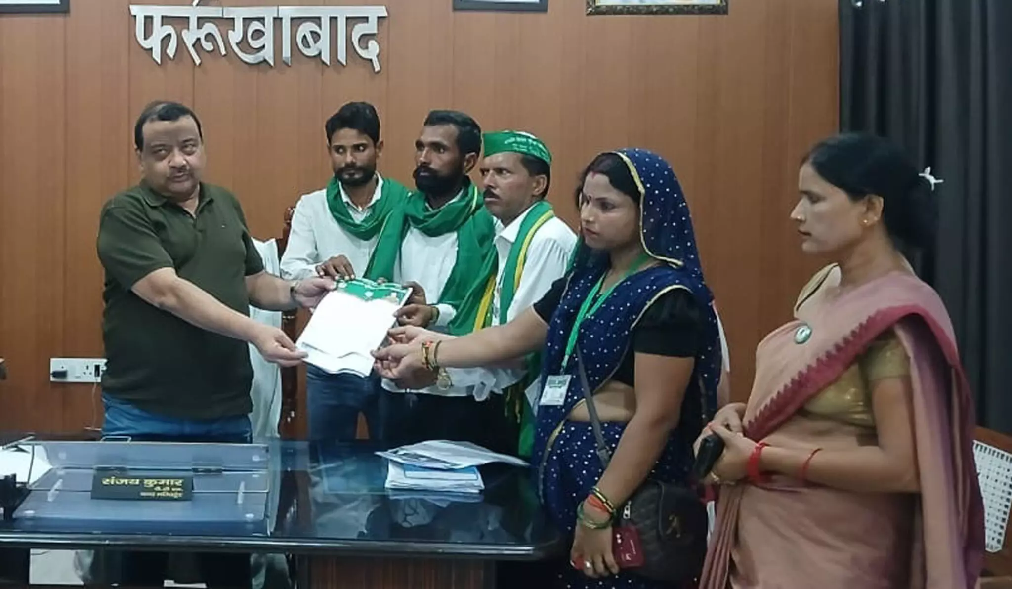 Farrukhabad: भाकियू ने जन समस्याओं को लेकर सौंपा ज्ञापन, समाधान की मांग Farrukhabad: भाकियू ने जन समस्याओं को लेकर सौंपा ज्ञापन, समाधान की मांग