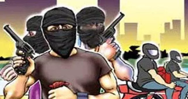 Odisha में हथियारबंद लुटेरों ने बैंक से 9.66 लाख रुपये लूटे Odisha में हथियारबंद लुटेरों ने बैंक से 9.66 लाख रुपये लूटे