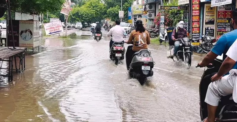 Haryana : कुरुक्षेत्र के कई इलाकों में बारिश से पानी भरा Haryana : कुरुक्षेत्र के कई इलाकों में बारिश से पानी भरा