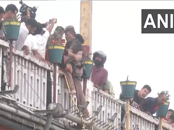 रात भर हुई बारिश के कारण जलस्तर बढ़ने पर SDRF ने तवी नदी में फंसे व्यक्ति को बचाया रात भर हुई बारिश के कारण जलस्तर बढ़ने पर SDRF ने तवी नदी में फंसे व्यक्ति को बचाया