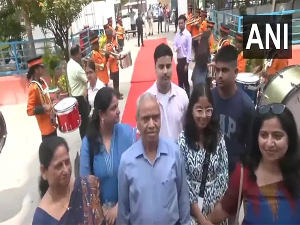 UP: ग्रुप कैप्टन, अंतरिक्ष यात्री शुभांशु शुक्ला के परिवार का उनके विद्यालय में स्वागत किया गया UP: ग्रुप कैप्टन, अंतरिक्ष यात्री शुभांशु शुक्ला के परिवार का उनके विद्यालय में स्वागत किया गया