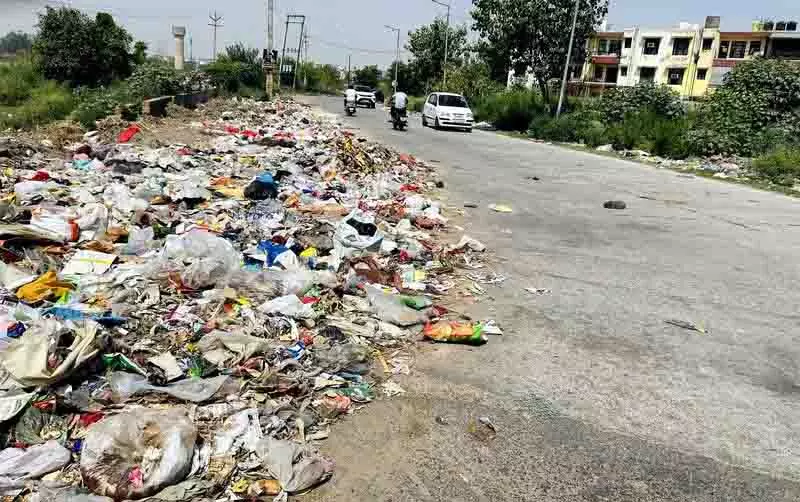 Patiala में कचरा संकट और गहराया, मजदूरों का विरोध प्रदर्शन सातवें दिन भी जारी Patiala में कचरा संकट और गहराया, मजदूरों का विरोध प्रदर्शन सातवें दिन भी जारी