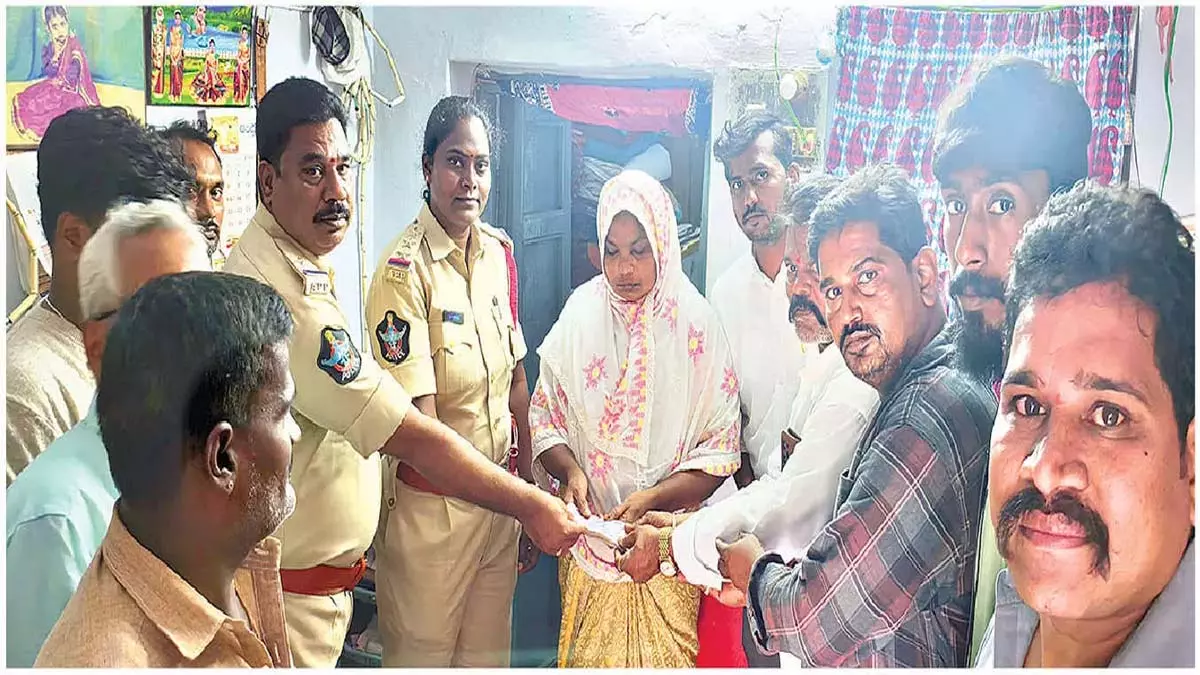 आरवीजे ऑटो यूनियन ने ऑटो चालक के परिवार को 21 हजार रुपए की आर्थिक सहायता दी आरवीजे ऑटो यूनियन ने ऑटो चालक के परिवार को 21 हजार रुपए की आर्थिक सहायता दी