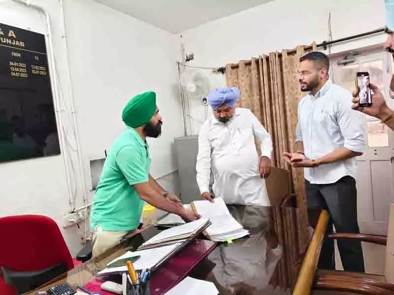 Punjab के वित्त मंत्री हरपाल चीमा ने फाइलों के निपटारे में देरी को लेकर आबकारी अधिकारियों को फटकार लगाई Punjab के वित्त मंत्री हरपाल चीमा ने फाइलों के निपटारे में देरी को लेकर आबकारी अधिकारियों को फटकार लगाई