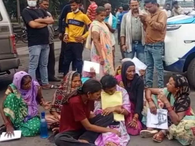 युवती की लाश सड़क में रखकर प्रदर्शन, जांच की मांग युवती की लाश सड़क में रखकर प्रदर्शन, जांच की मांग
