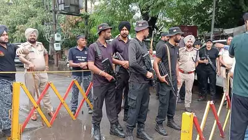 Bikram Majithia की पत्नी गनीवे का दावा, छापेमारी के दौरान 30 लोग घर में घुसे Bikram Majithia की पत्नी गनीवे का दावा, छापेमारी के दौरान 30 लोग घर में घुसे