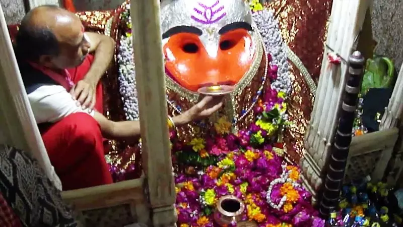 Kaal Bhairav Temple: धार्मिक आस्था की अनोखी झलक, भारत के मंदिरों की अनदेखी परंपराएं Kaal Bhairav Temple: धार्मिक आस्था की अनोखी झलक, भारत के मंदिरों की अनदेखी परंपराएं