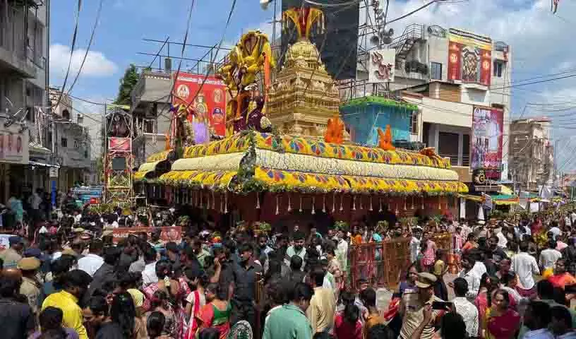 Hyderabad: गोलकोंडा बोनालू 2025 के लिए यातायात सलाह जारी Hyderabad: गोलकोंडा बोनालू 2025 के लिए यातायात सलाह जारी