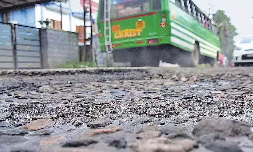 अंगदीपुरम सड़क टूटने से यातायात जाम; कल से निजी बस कर्मचारी हड़ताल पर अंगदीपुरम सड़क टूटने से यातायात जाम; कल से निजी बस कर्मचारी हड़ताल पर