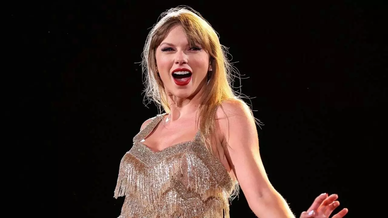 Taylor Swift ने शो चुरा लिया - कॉन्सर्ट में शेक इट ऑफ के साथ ट्रैविस केल्से Taylor Swift ने शो चुरा लिया - कॉन्सर्ट में शेक इट ऑफ के साथ ट्रैविस केल्से