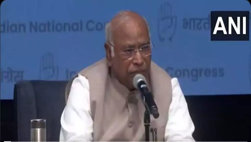 हम अब देश में अघोषित आपातकाल का सामना कर रहे हैं: Mallikarjun Kharge हम अब देश में अघोषित आपातकाल का सामना कर रहे हैं: Mallikarjun Kharge