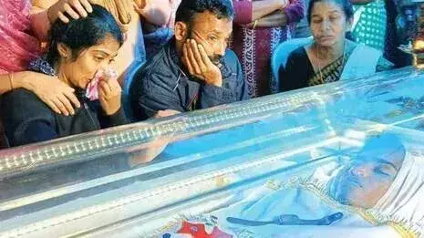 Kerala: मां ने बेटे को उसकी पसंदीदा चीज़ के साथ दी अंतिम विदाई Kerala: मां ने बेटे को उसकी पसंदीदा चीज़ के साथ दी अंतिम विदाई